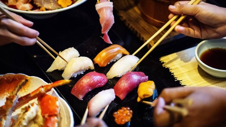 Por que se utilizan palillos para comer en algunos paises asiaticos