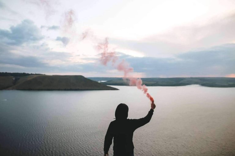 Un estilo de lo más british con la ropa de Lyle & Scott, en Who Killed Bambi?