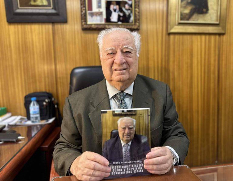 Pedro González García narra su biografía ‘Anecdotario y recuerdo de una vida privada construyendo España’