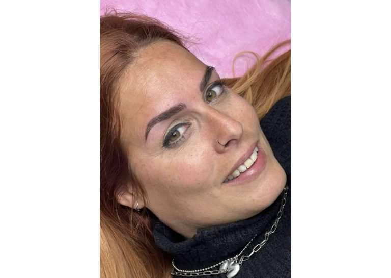 Formarse en microblading de cejas y de extensiones de pestañas con el curso de Cynthia Micro & Beauty