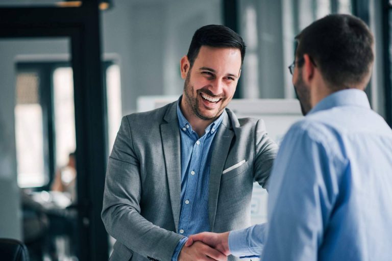 Los servicios de los peritos a los clientes en Navidad, con APCAS