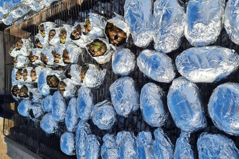 Alcachofas y patatas asadas de una forma muy especial de Cal Delaida