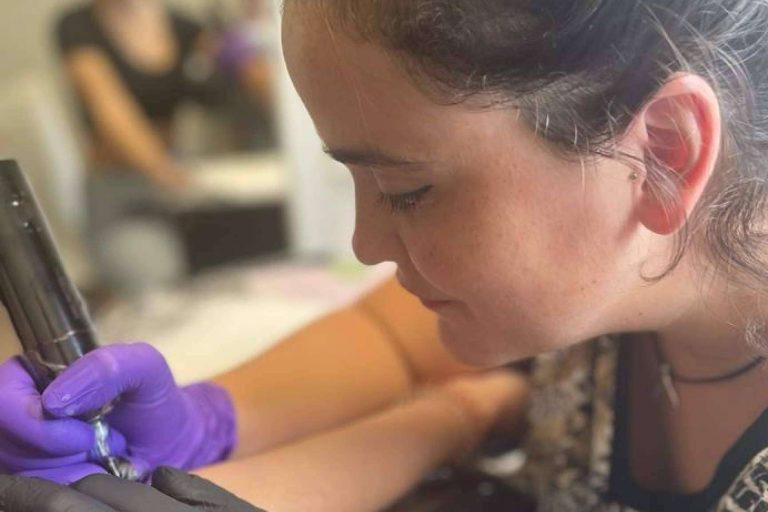 El trabajo que realizan en Tatuajes Hechos con Amor, un estudio de tatuajes personalizados