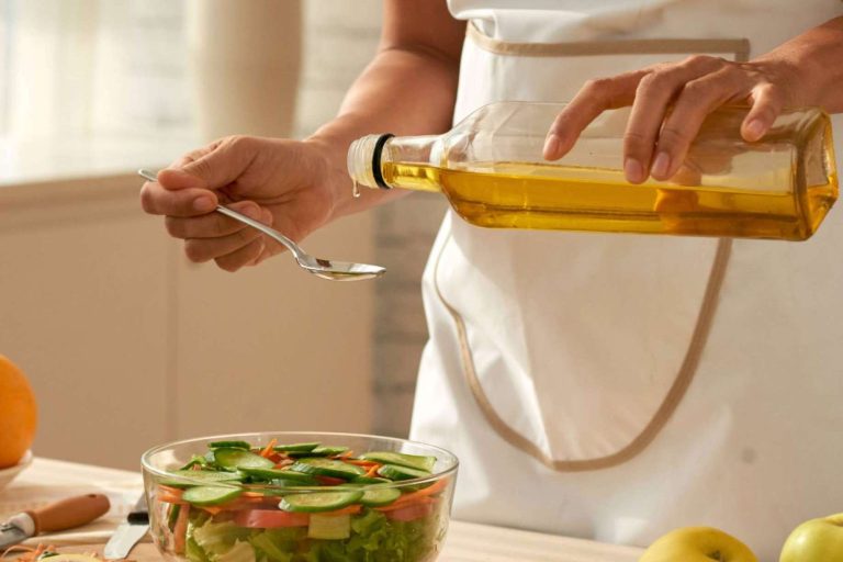 Olipaterna ofrece aceite de oliva con aromas a aceituna verde y frutos secos