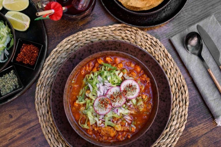 Degustar clásicos platos de la cocina tradicional mexicana en Hijo del Maíz
