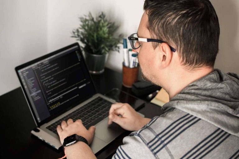 La escuela de tecnología Codenotch ofrece bootcamps de análisis de datos y de desarrollo web