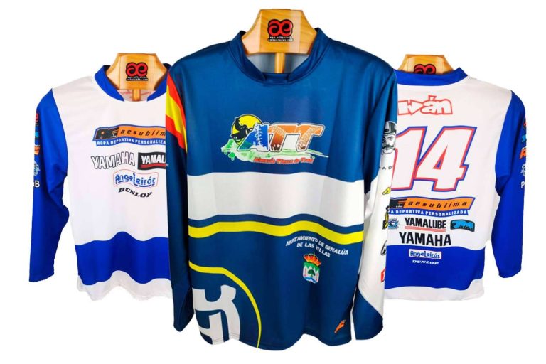 La importancia de la ropa personalizada en motocross, con ADHESIVOSEMBARRADOS