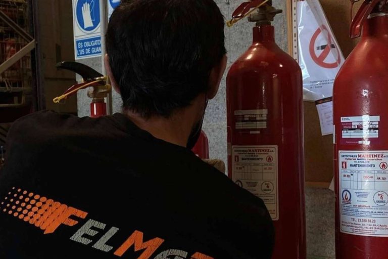 Gasos Felmar, toda una vida con la recarga y retimbre de extintores de CO2, polvo ABC y agua