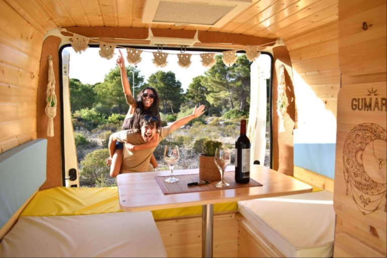 Gumara Camper ofrece un servicio de alquiler de furgonetas camperizadas para conocer la isla de Mallorca