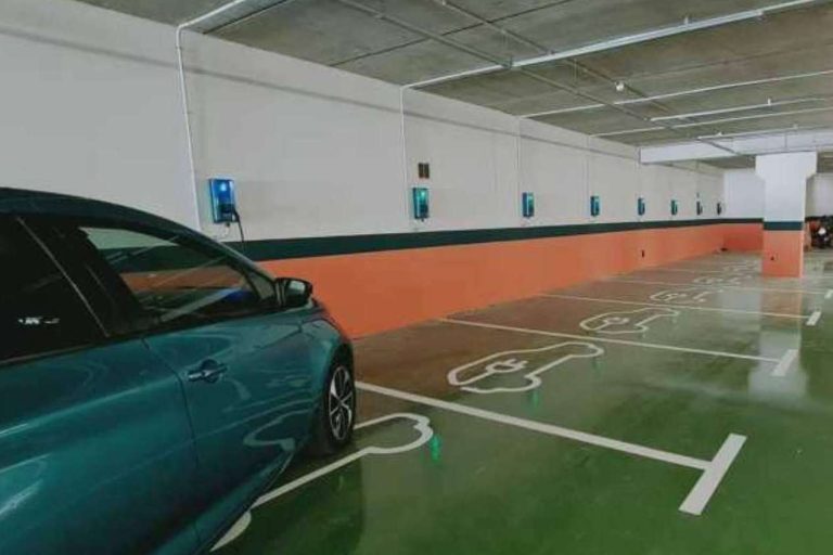 La empresa Ecotech fabrica cargadores de coches eléctricos