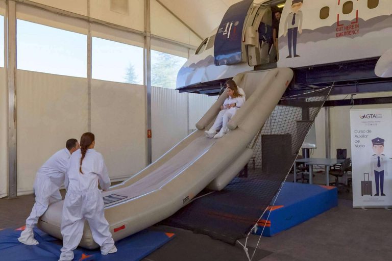 ¿Cómo son los cursos de auxiliar de vuelo de Global Training Aviation (GTA)?