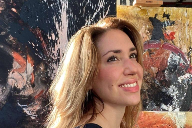 Laura Canal se encarga de contar historias a través de su arte abstracto y su obra