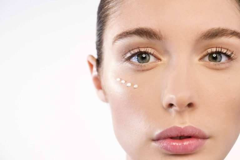 El éxito de las cremas sérum contorno de ojos de Centro de Estética Xènia