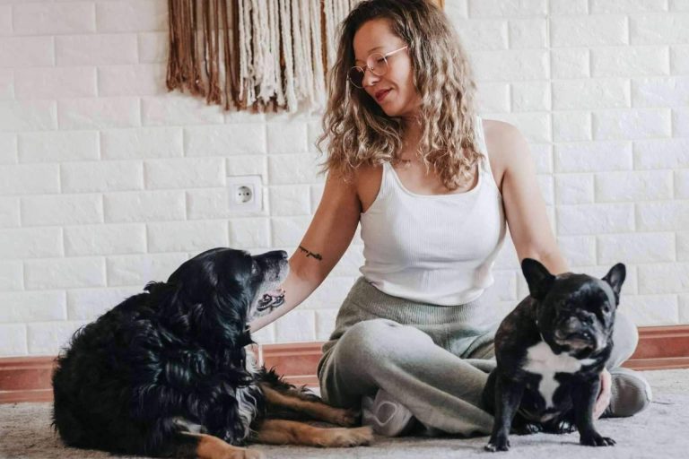 Mery Calvo ofrece terapia emocional para perros