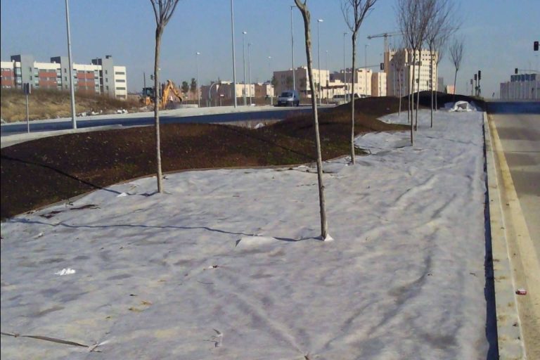 Malla geotextil es una solución para parar el crecimiento de malas hierbas, con Floratex Systems