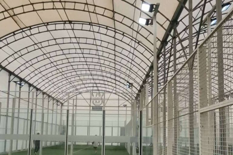 Óptima LED explica los beneficios de la iluminación ProTour Asimétrico en club de Pádel UFV Pozuelo