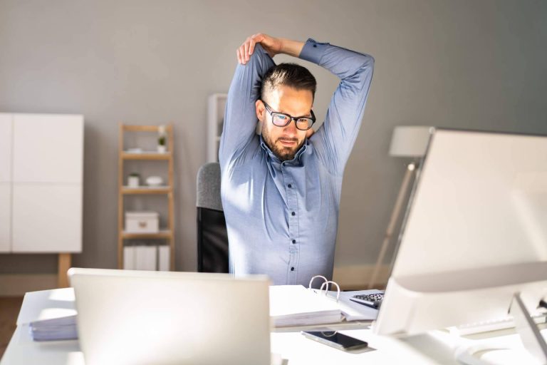 Con los programas de WellWo, aprender a mantener una buena higiene postural en el trabajo