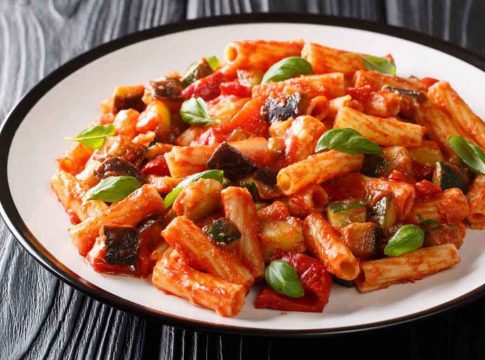 Arguiñano revoluciona los macarrones con una deliciosa receta con berenjena y salchicha, ideal para los niños