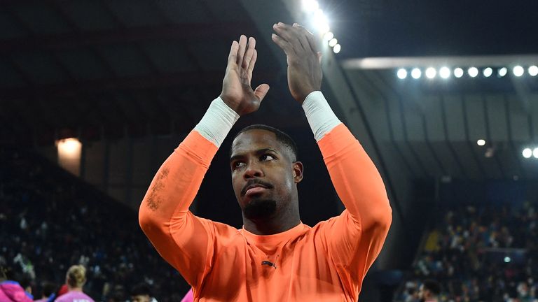 Sancionan de por vida a un aficionado por insultos racistas al portero del Milan, Mike Maignan