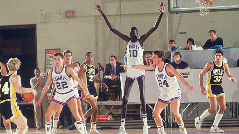 De vivir en la selva a ser el jugador más alto de la historia de la NBA: la tremenda historia de vida del extraterrestre Manute Bol