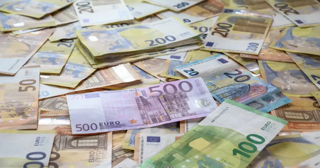 Casi la mitad de los españoles se considera "clase media-media"