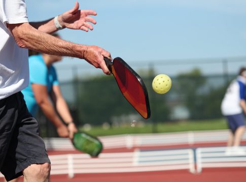 Conoce el ‘pickleball’, el deporte mejor que el pádel para todos los tipos de cuerpos Conoce el ‘pickleball’, el deporte mejor que el pádel para todos los tipos de cuerpos