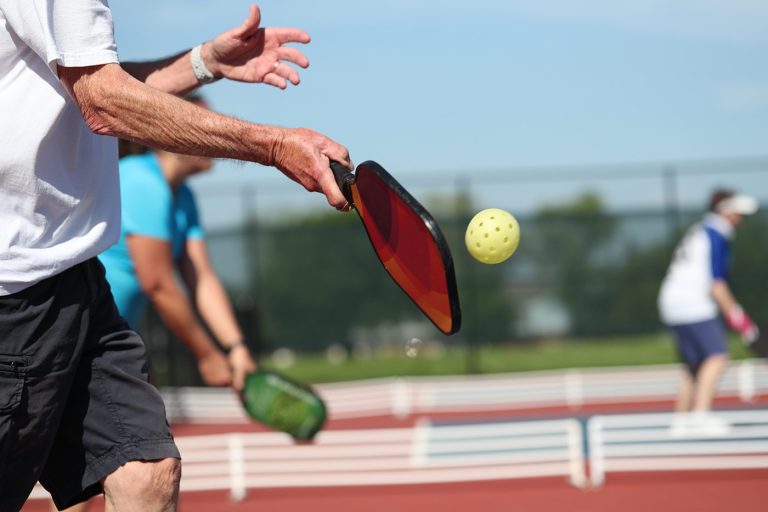 Conoce el ‘pickleball’, el deporte mejor que el pádel para todos los tipos de cuerpos