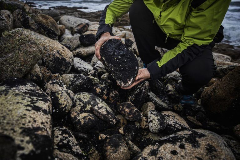 Recordando el Prestige: cómo el 'chapapote' se convirtió en uno de los grandes desastres ambientales de España