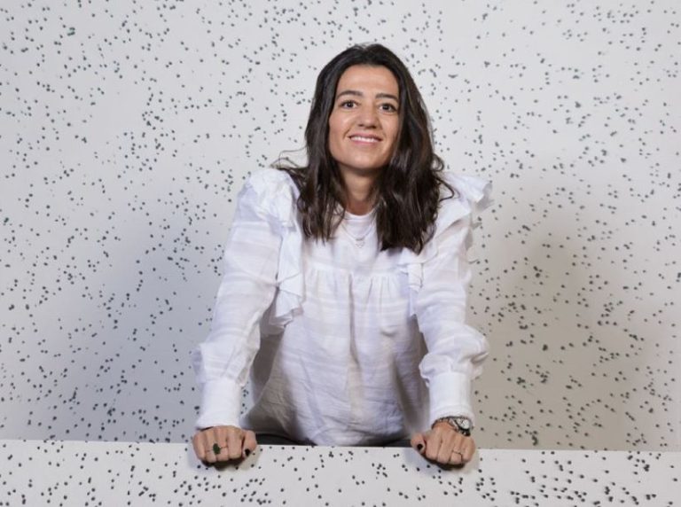 Revolución Limo, la firma española de muebles a partir de plástico recuperado, se ofrece a las autoridades gallegas para buscar una salida a los pélets