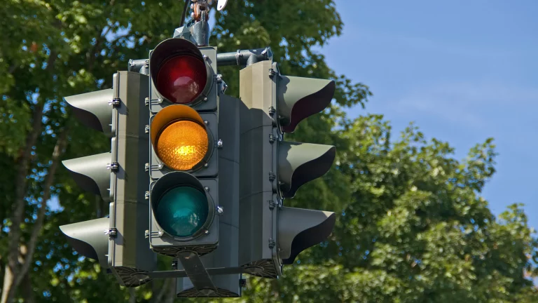 La DGT prohíbe la luz ámbar intermitente en los semáforos peatonales
