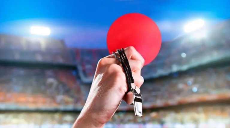 Existe la tarjeta roja redonda en el fútbol, es legal y tiene una explicación
