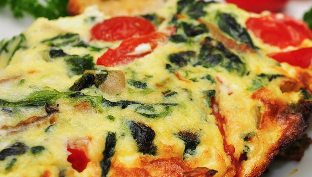 Adelgaza con estos 4 desayunos saludables y ricos, perfectos para la dieta 4 DESAYUNO 3: TORTILLA DE ESPINACAS Y TOMATE