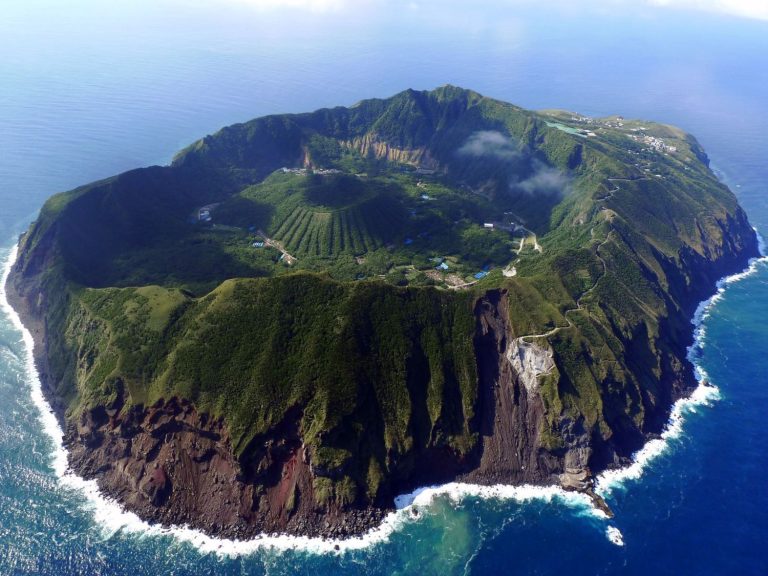 No es ciencia ficción: vivir en un volcán dentro de un cráter gigante es posible en Aogashima