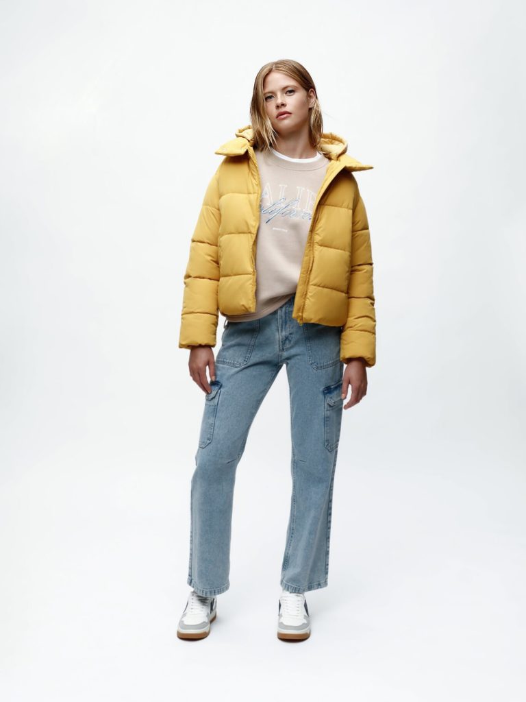 Puedes encontrarlo con capucha a contraste