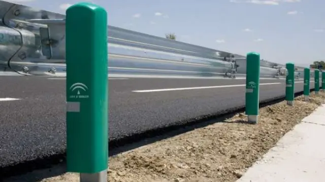 Doble utilidad para las carreteras: señalizar y antideslumbrar