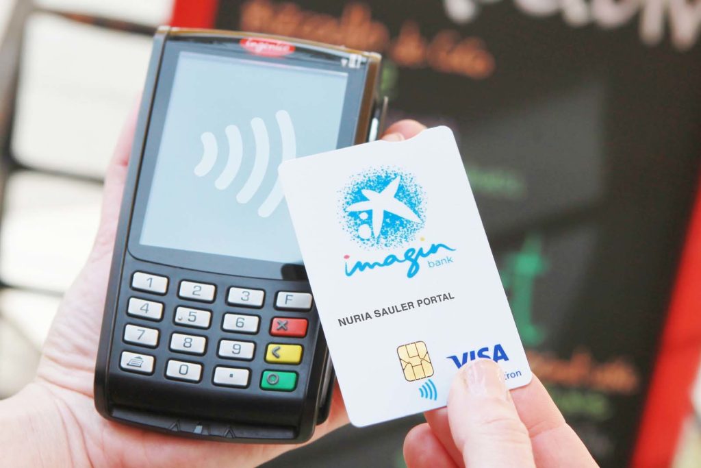 Un banco que habla el idioma de los jóvenes