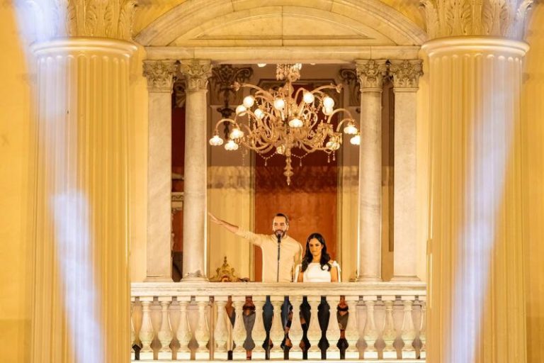 Bukele carga contra la prensa española en su primer discurso tras las elecciones por darle lecciones de democracia