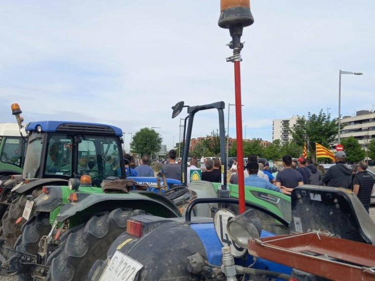 Las protestas de agricultores llegan a Cataluña con cortes en carreteras