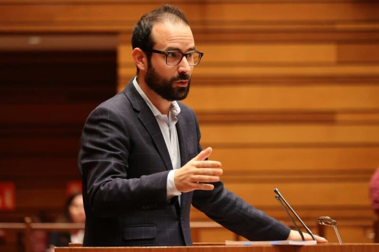 Detenido el número 2 del grupo socialista del Parlamento de Castilla y León por amenazar a su pareja y aporrear su puerta