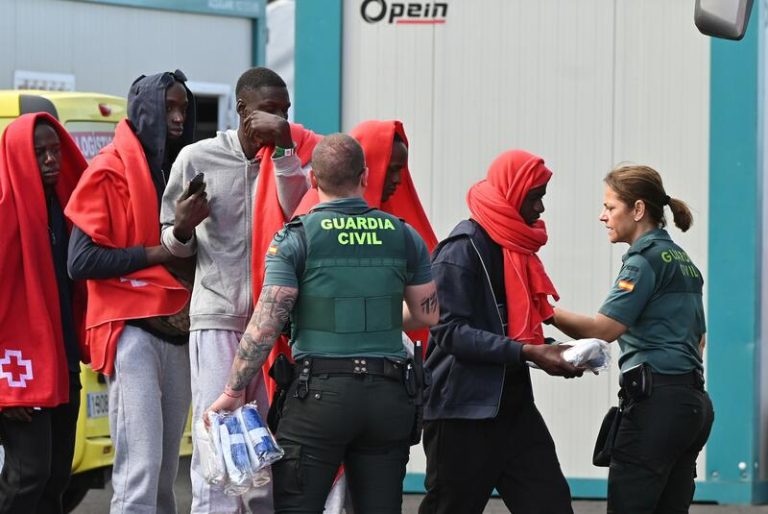 Rescatan a unos 98 migrantes a bordo de dos cayucos cercanos a Gran Canaria y El Hierro