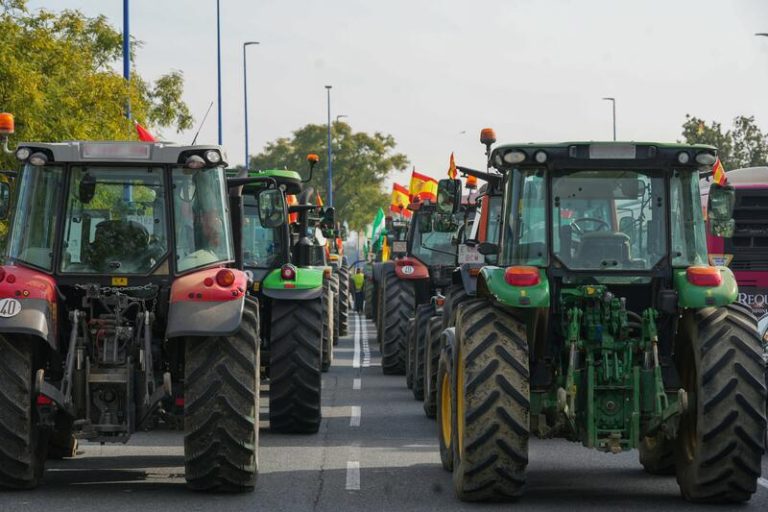 Agricultores inician una nueva semana de protestas en Andalucía con el corte de una carretera en Málaga