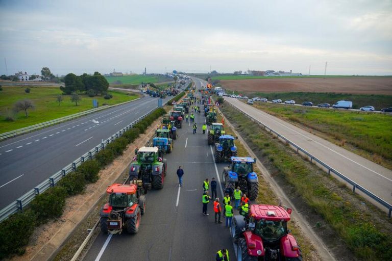 Agricultores andaluces inician su octavo día de protestas con nuevos cortes de carreteras