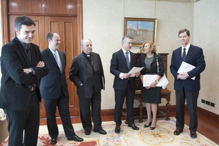 Urkullu lamenta el fallecimiento de monseñor Uriarte, 