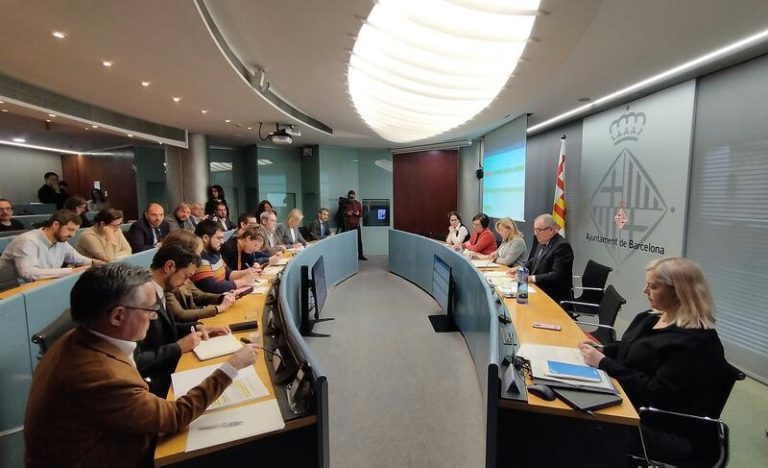 Los Presupuestos de Collboni superan el primer trámite con el apoyo de BComú y ERC