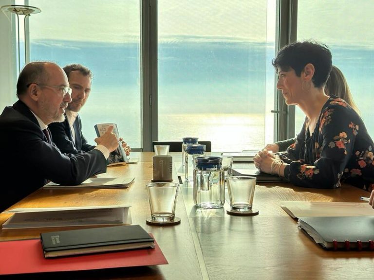 Elma Saiz y Campuzano cierran el acuerdo que concreta el traspaso de la gestión del Ingreso Mínimo Vital a Cataluña