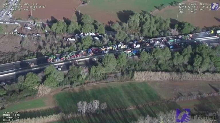 Agricultores cortan la AP-2, A-22, N-240 y N-230 en diversos puntos de Lleida
