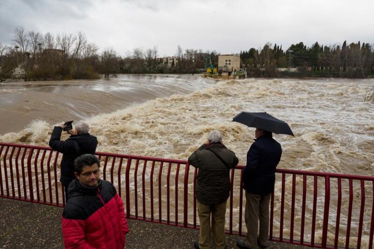La Ribera Alta del Ebro espera el pico de la crecida