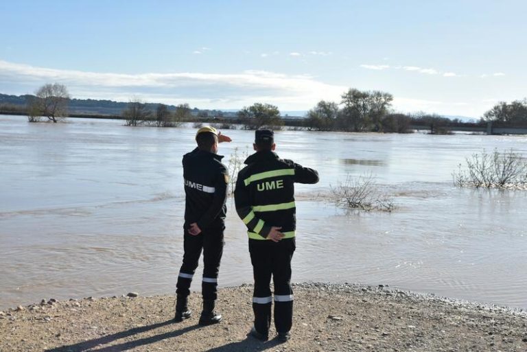 La crecida del Ebro obliga a cortar la circulación en varias vías a su paso por la Comarca de la Ribera Alta (Zaragoza)