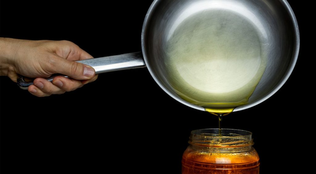 Por qué no debemos tirar el aceite por el desagüe