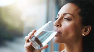 Agua del grifo blanca: no es cloro, son microburbujas (y se aclara en segundos)